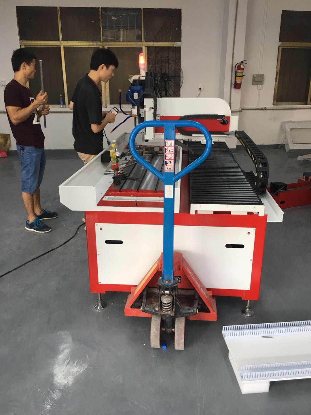 數(shù)控自動(dòng)鉆孔機(jī)出貨山東！